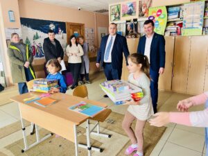 DARURI DE REVELION PENTRU PICI